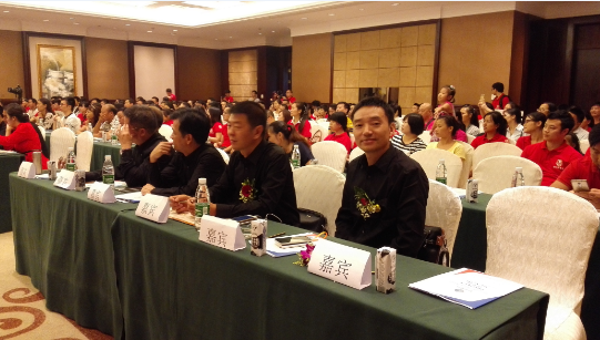 通发激光副董事长王小峰参加会议（右一）